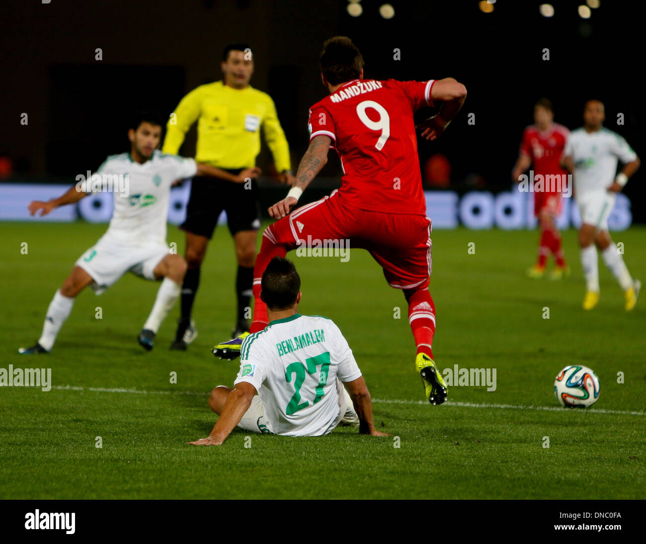 Marrakech , Marocco. Xxi Dec, 2013. Ismail BENLAMALEM sfide Mario MANDZIKIC durante il FIFA Club World Cup gioco finale tra Bayern Monaco e Raja Casablanca da Marrakech Stadium. Credito: Azione Sport Plus/Alamy Live News Foto Stock