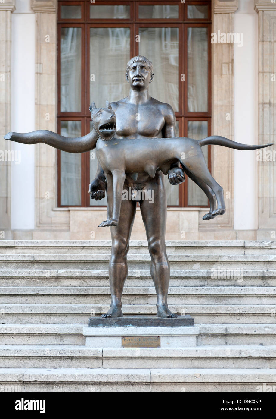 Statua di Traiano e la lupa sui gradini del Museo Nazionale di Storia rumena di Bucarest, la capitale della Romania. Foto Stock