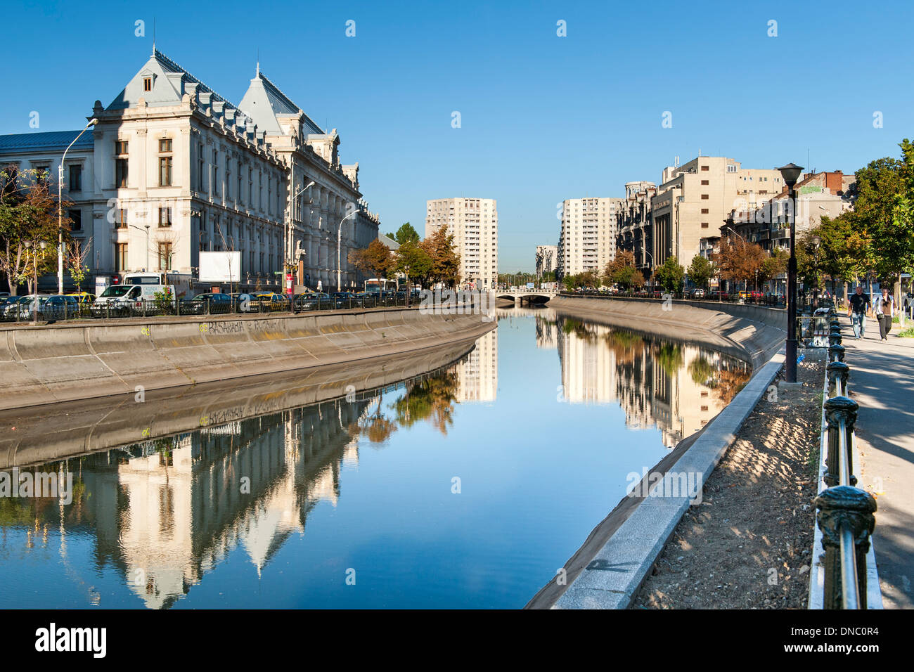 Il fiume Dâmbovița a Bucarest, la capitale della Romania Foto stock - Alamy