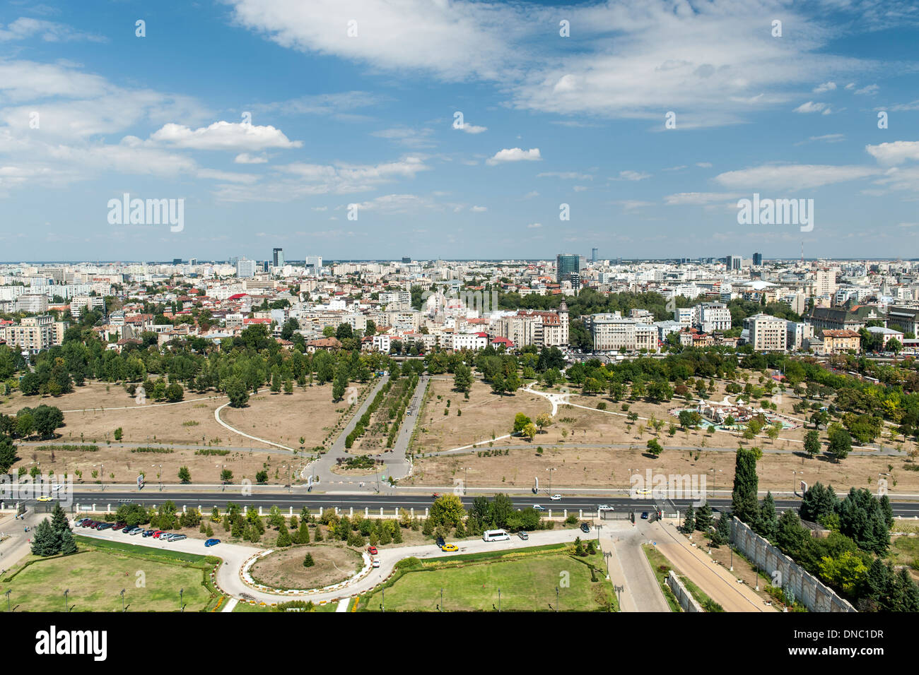 Vista su Bucarest dal tetto del Palazzo del Parlamento a Bucarest, la capitale della Romania. Foto Stock