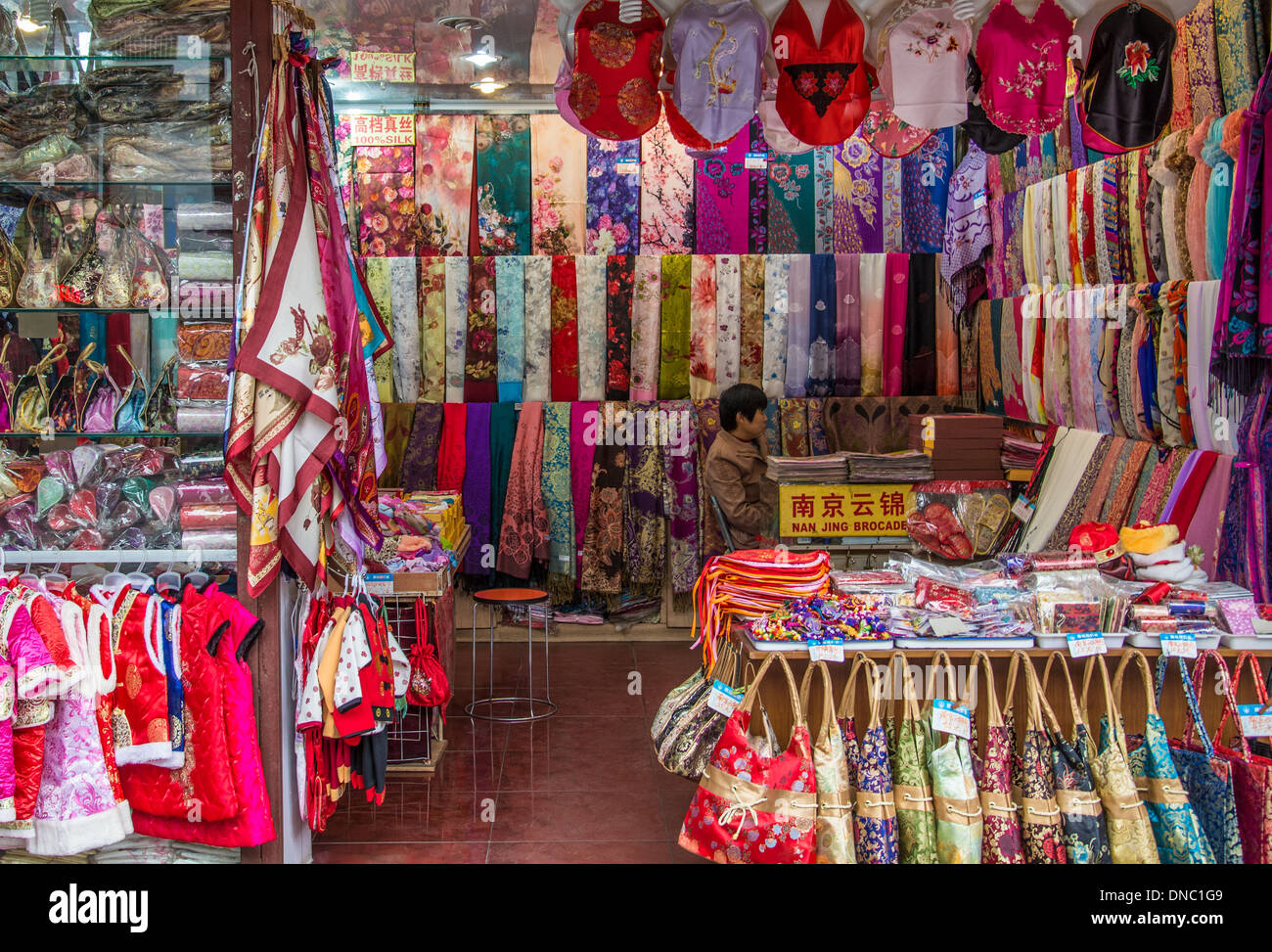 Negozio di vendita colorati prodotti di seta. Nanjing, Jiansu Provincia, Cina. Foto Stock