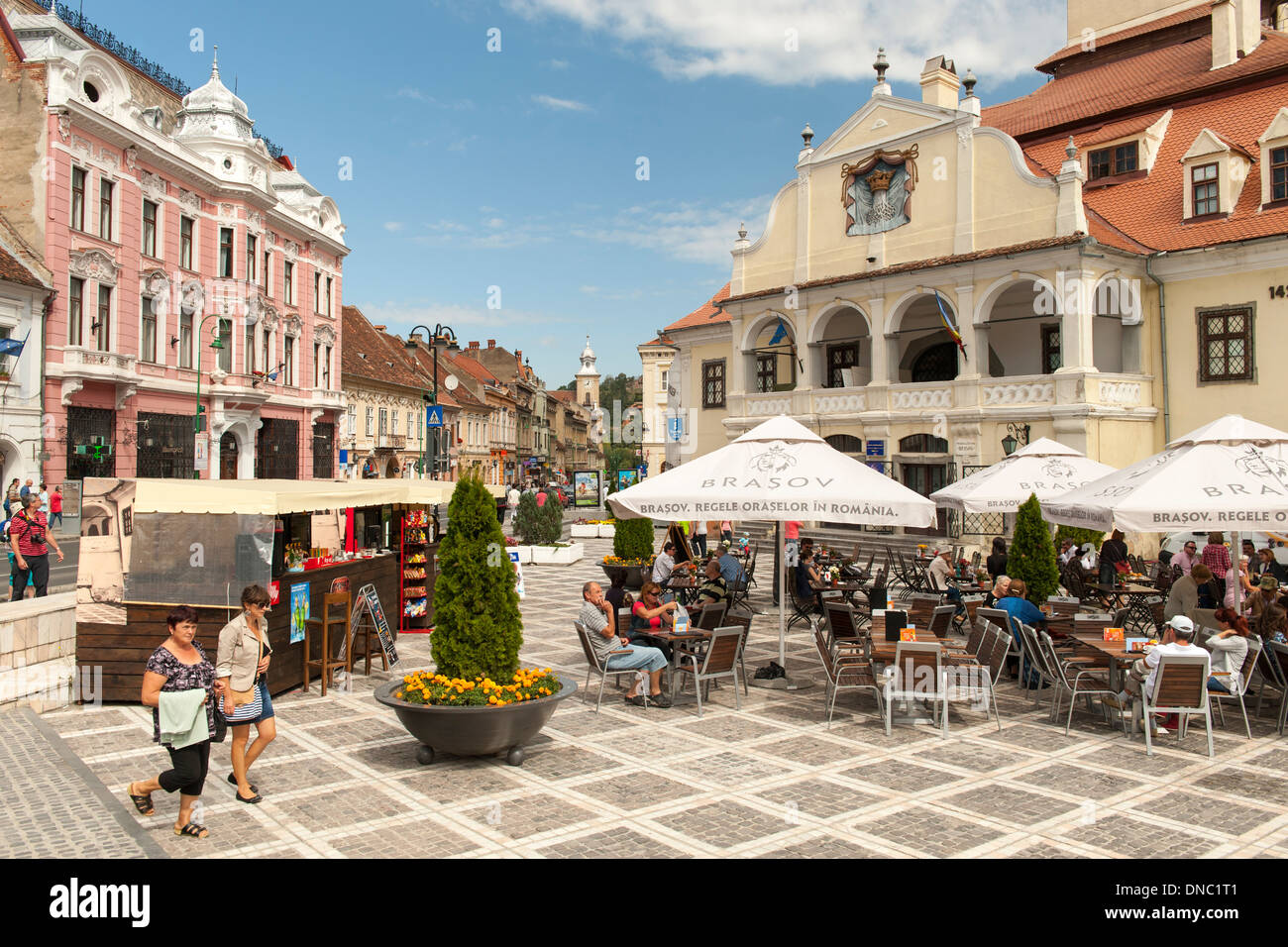 Il Museo della Storia (Județean Muzeul de Istorie) e pedoni in Brașov Piazza del Consiglio (Piața Sfatului) nella città vecchia a Bra Foto Stock