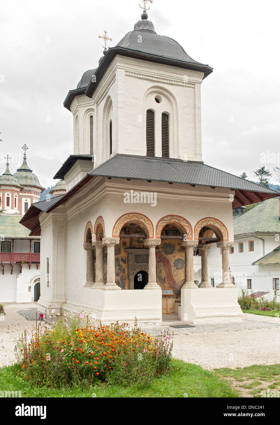La vecchia chiesa (Biserica Veche) presso il Monastero di Sinaia in contea di Prahova nella regione della Transilvania del centro di Romania. Foto Stock