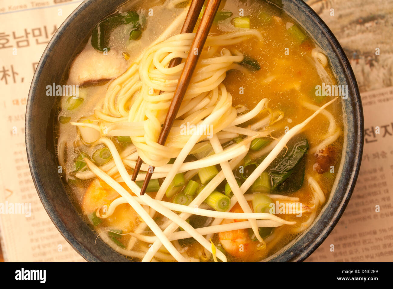 Close up ramen noodle soup overhead con bacchette Foto Stock