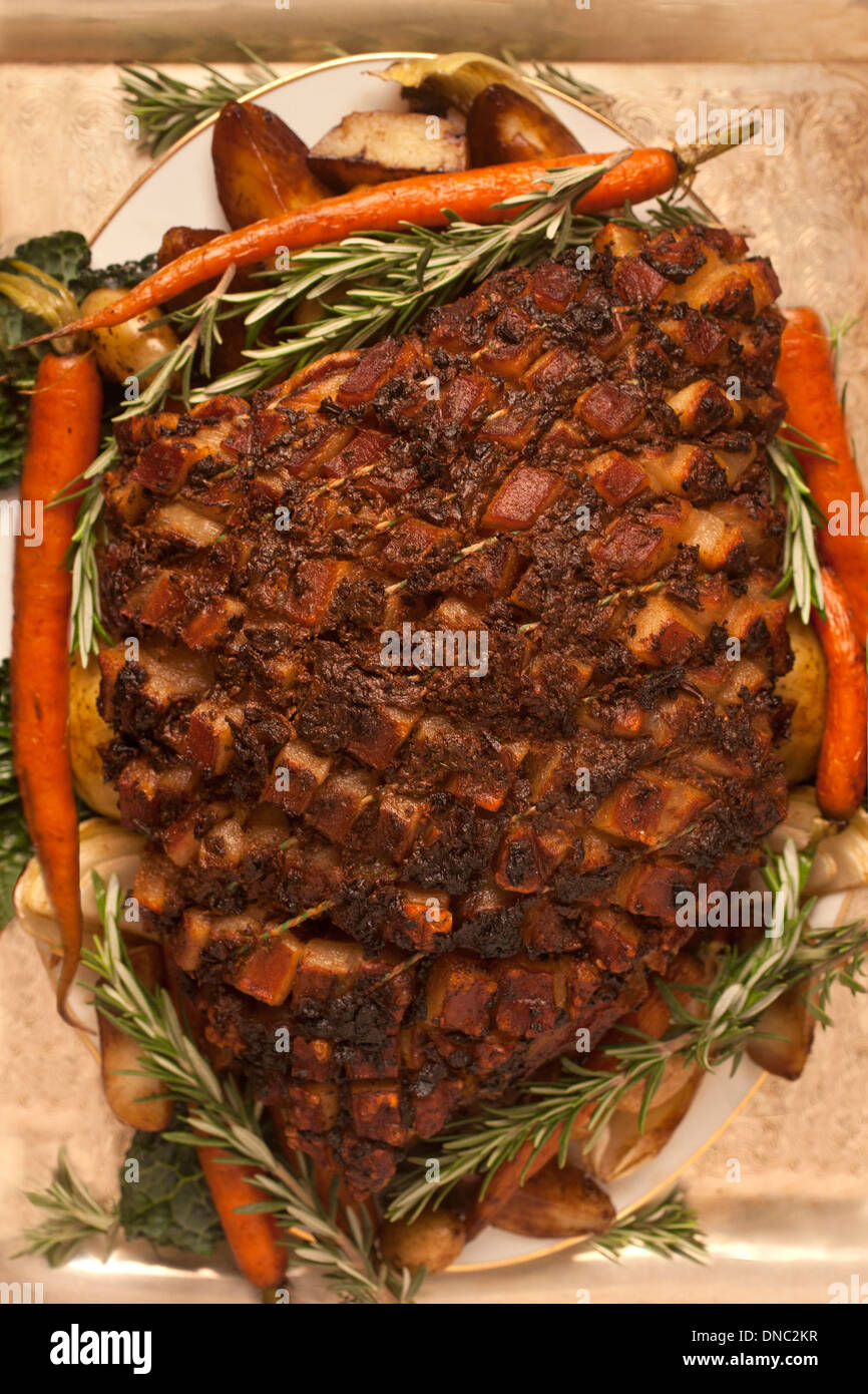 Tettuccio di tutta la carne di maiale arrosto cena sul vassoio Foto Stock