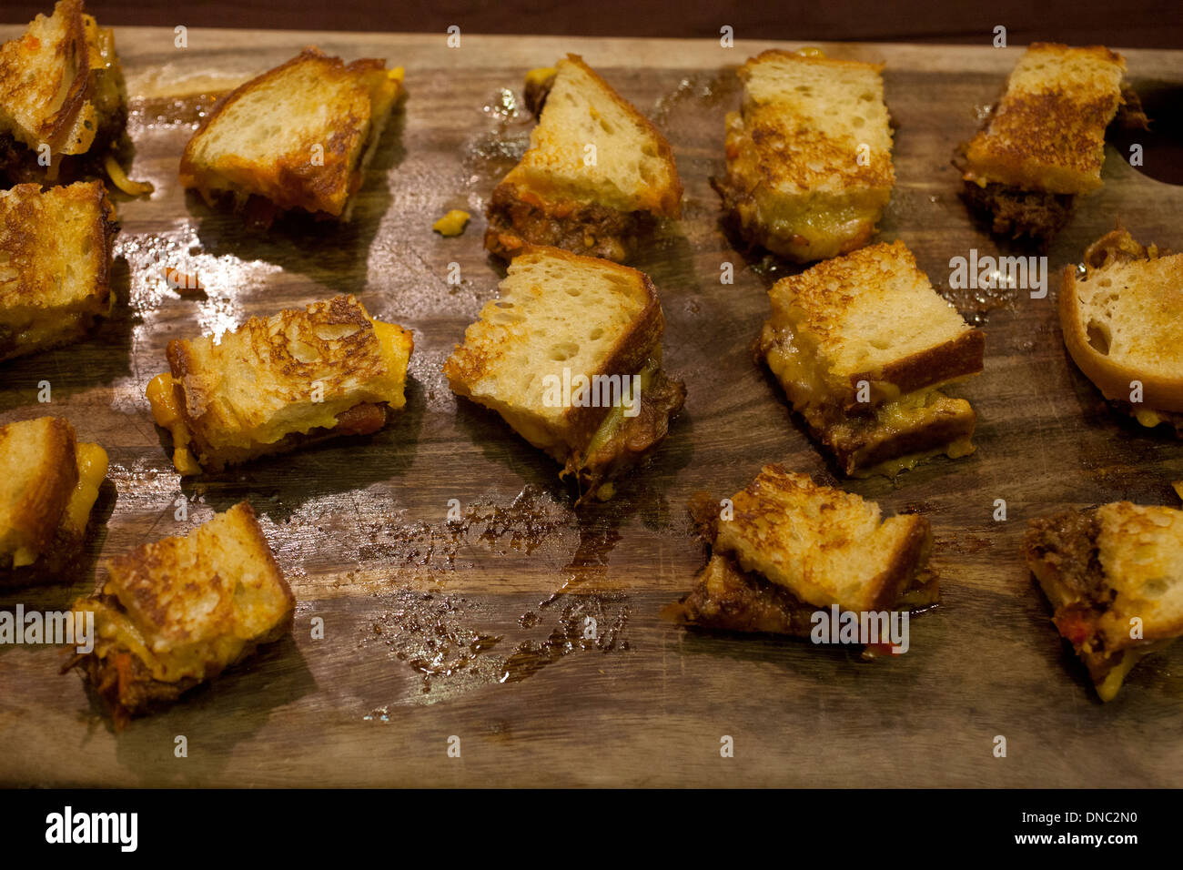 Dilania formaggio alla griglia panini sul taglio del legno bord Foto Stock