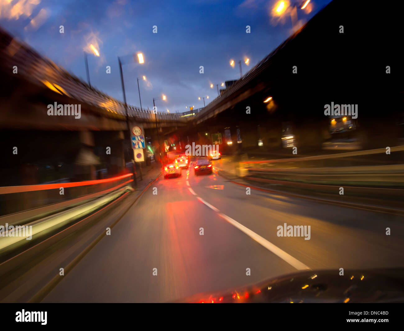 A4 Road a Londra REGNO UNITO al crepuscolo Foto Stock
