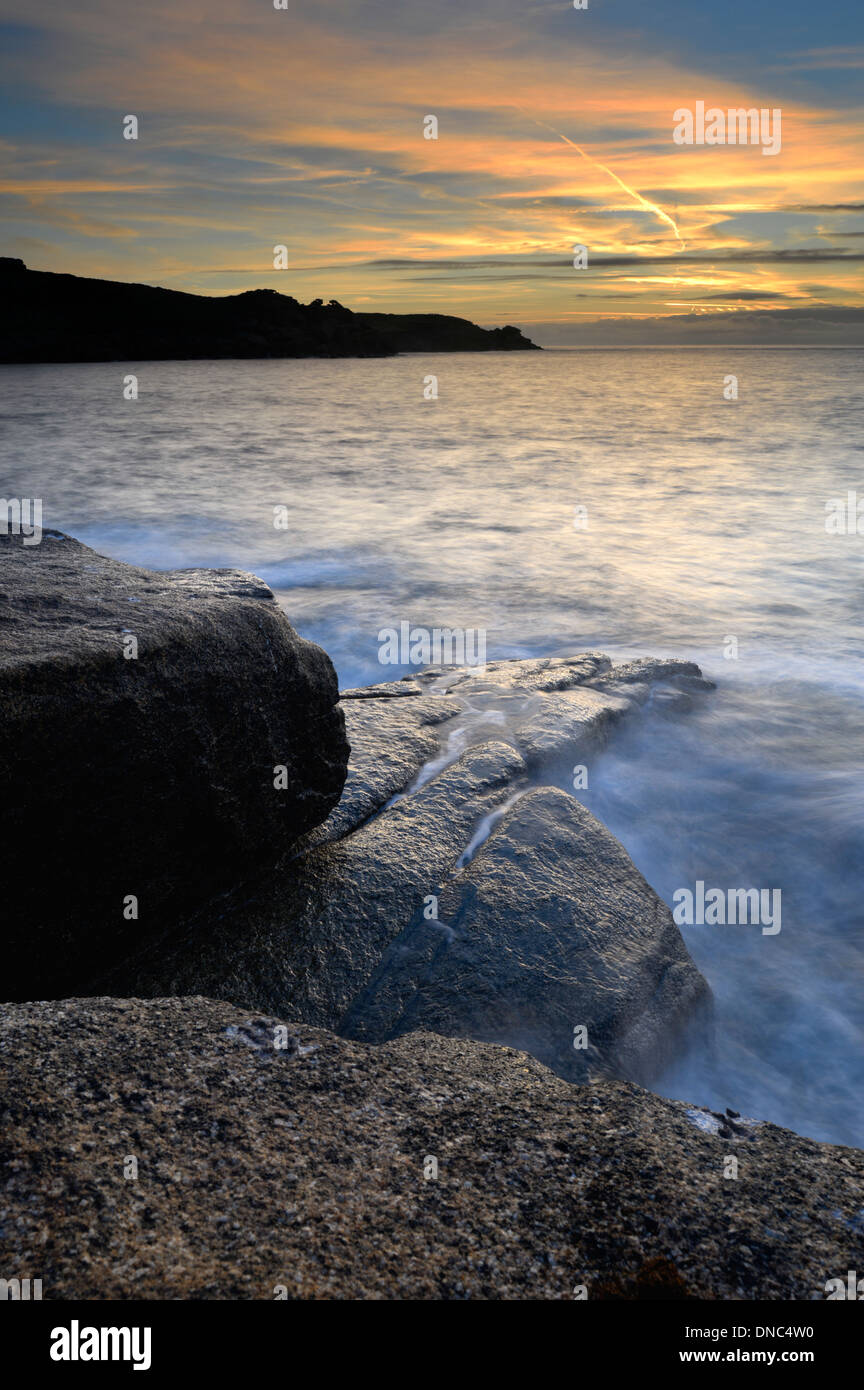 Alba da Tolman Punto vicino Città Vecchia sulla baia di St Mary's, Isole Scilly Foto Stock