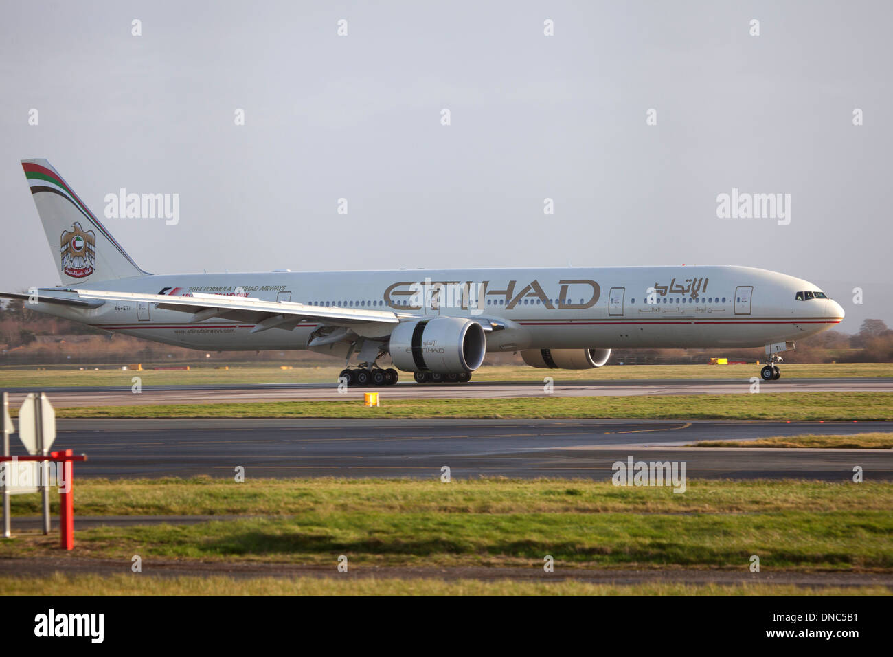 Etihad Boeing 777 aerei di atterraggio e rullaggio all'Aeroporto di Manchester Foto Stock