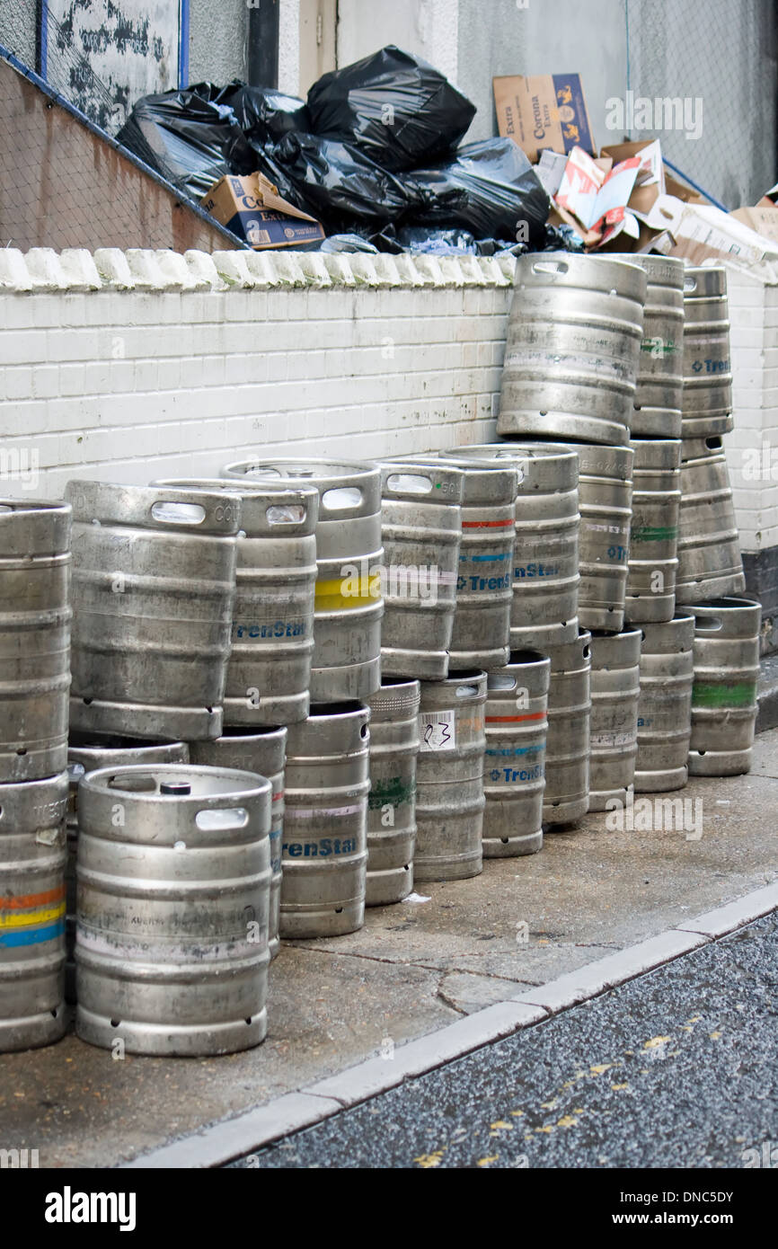 Barili di birra su una strada posteriore marciapiede in Weymouth,Dorset. Foto Stock