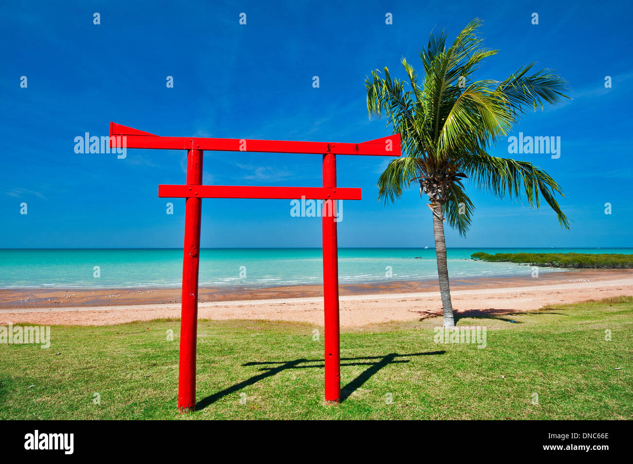 Broome spiaggia cittadina sotto il cielo blu. Foto Stock