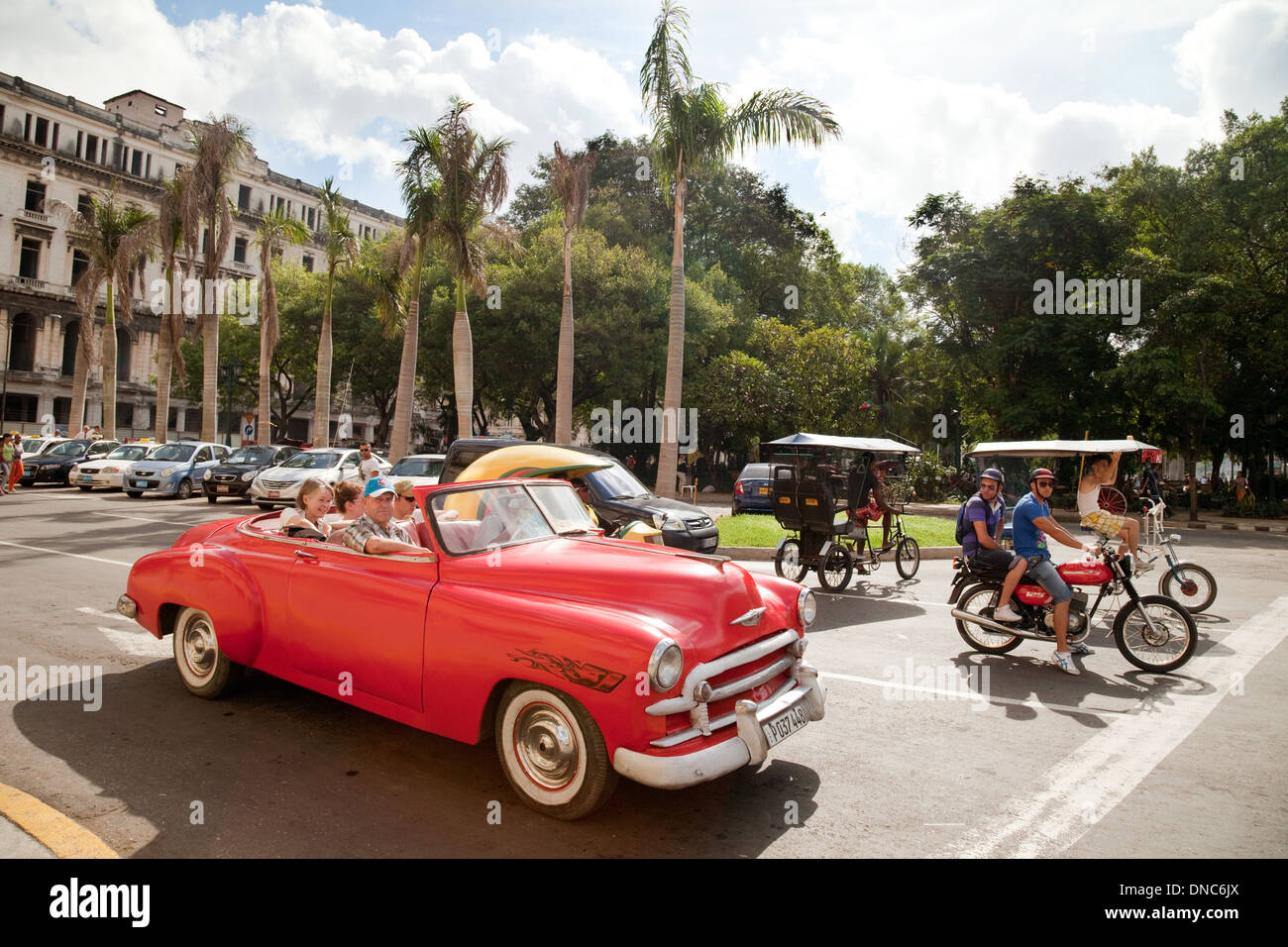 L'Avana, Cuba Street scene con il vecchio americano auto e taxi bicicletta, Parque Centrale, Havana, Cuba, Caraibi, America Latina Foto Stock