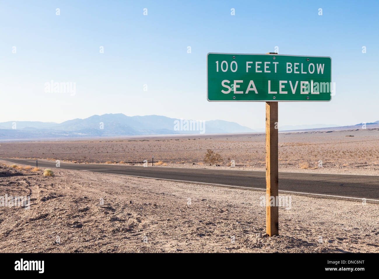 Death Valley, Stati Uniti d'America. Vista su strada in mezzo al deserto Foto Stock