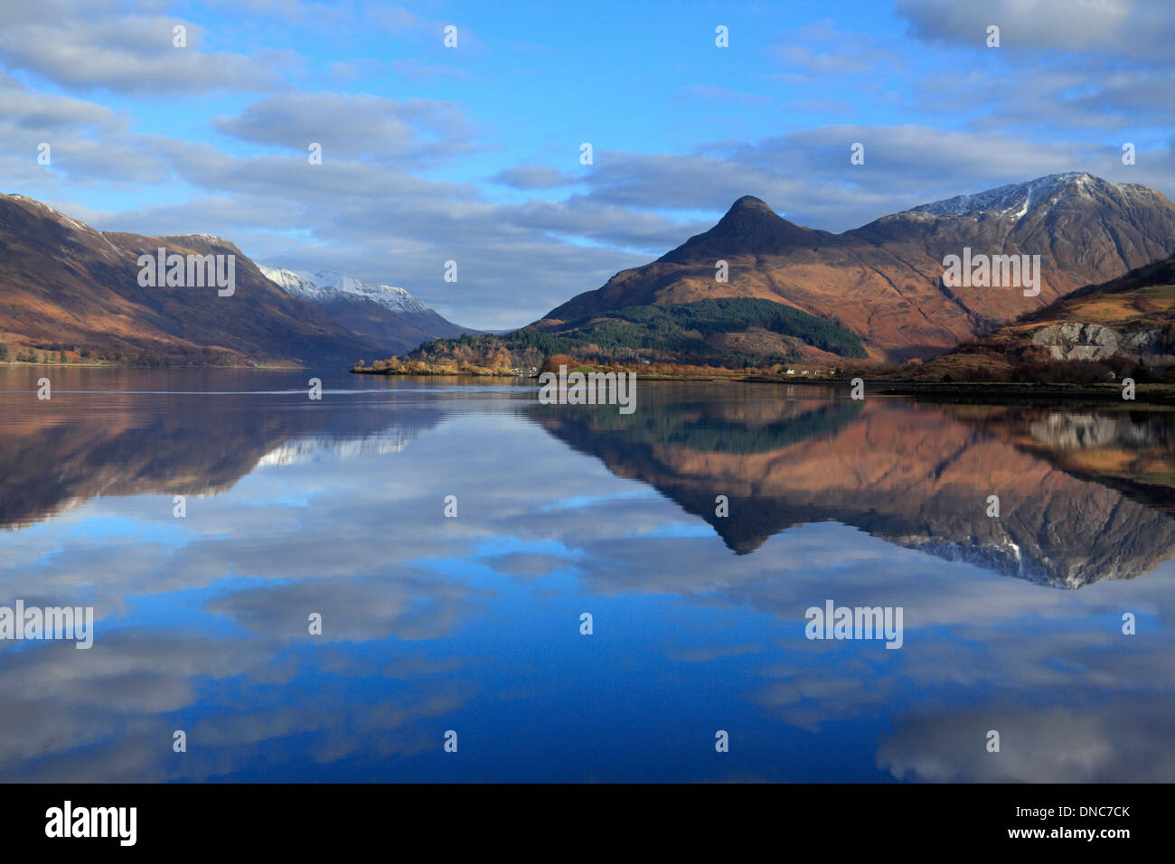 Pap di Glencoe riflessa nel vetro calma Loch Leven in Ballachulish, altopiani, Scozia Foto Stock