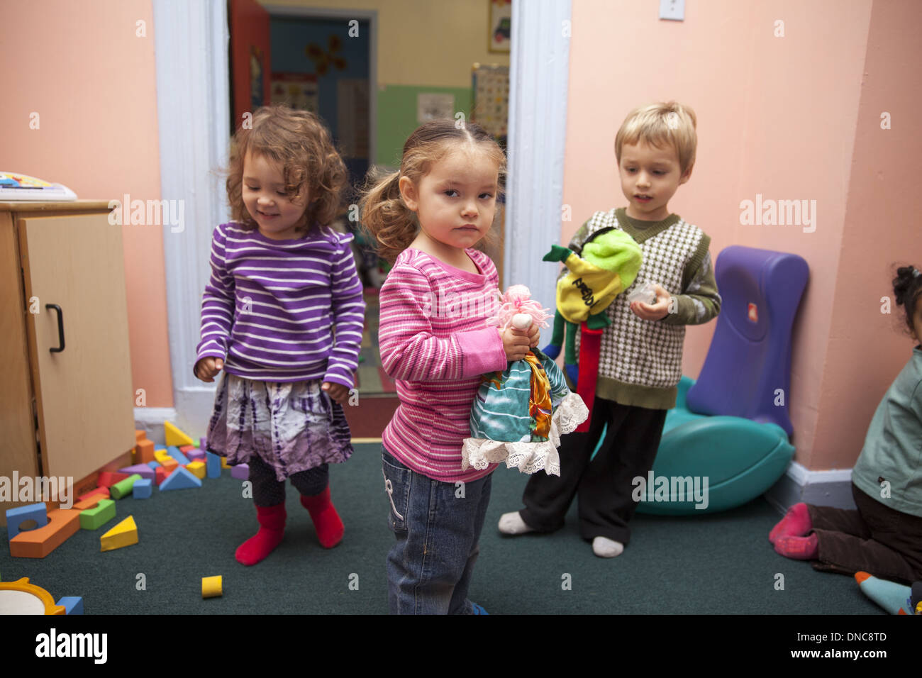 Bambini della scuola materna a giocare, Brooklyn, New York. Foto Stock