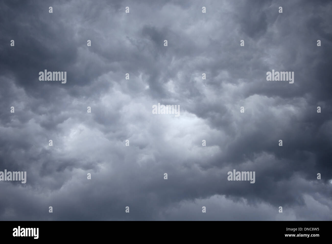 Tempesta profondo cielo blu con patch di luce nel centro Foto Stock
