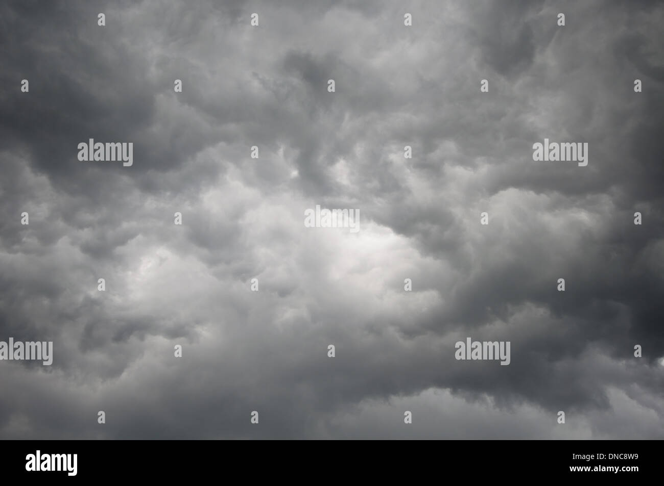 Dark storm sky con patch di luce nel centro Foto Stock