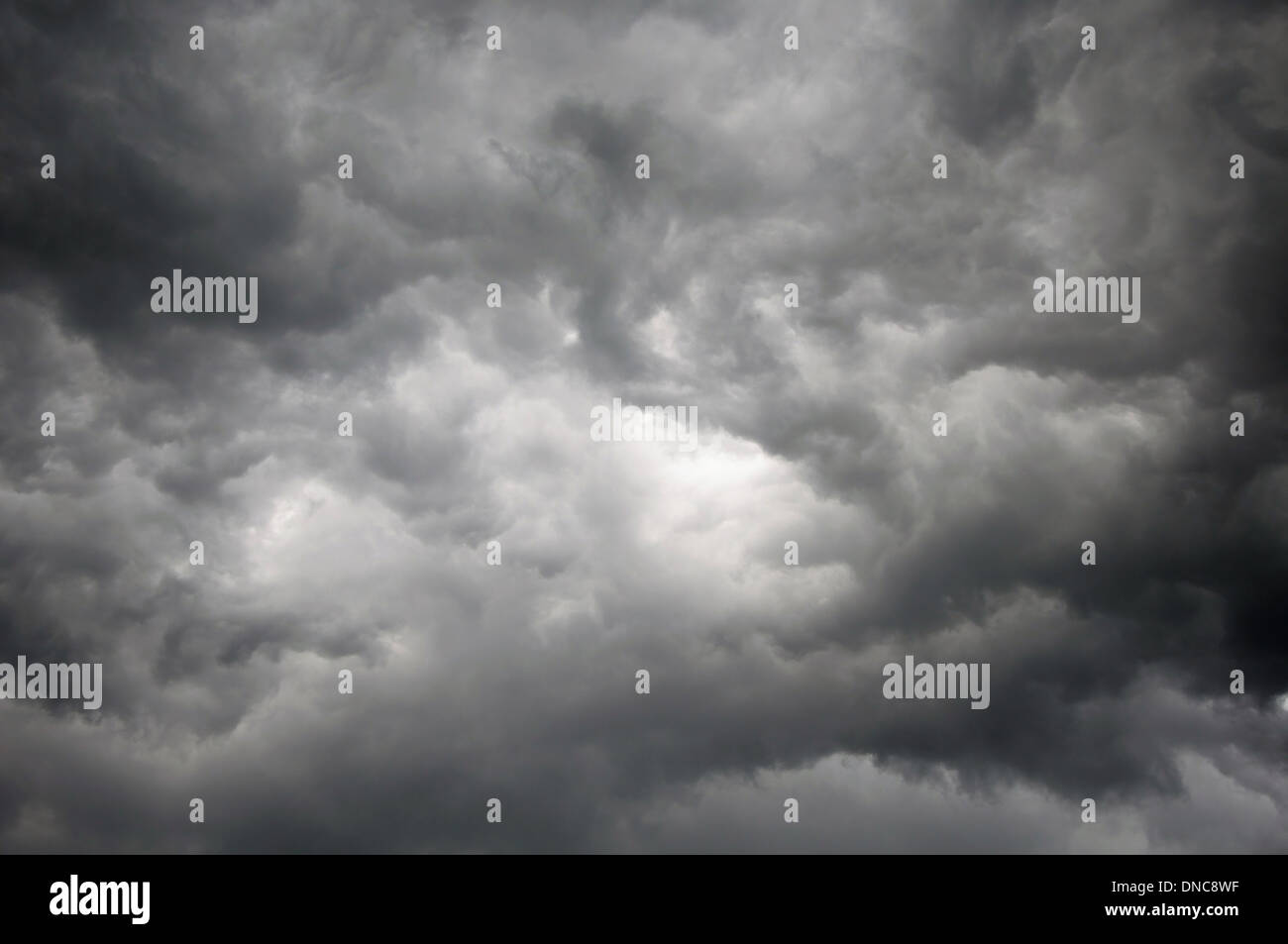 Dark storm sky con patch di luce nel centro Foto Stock