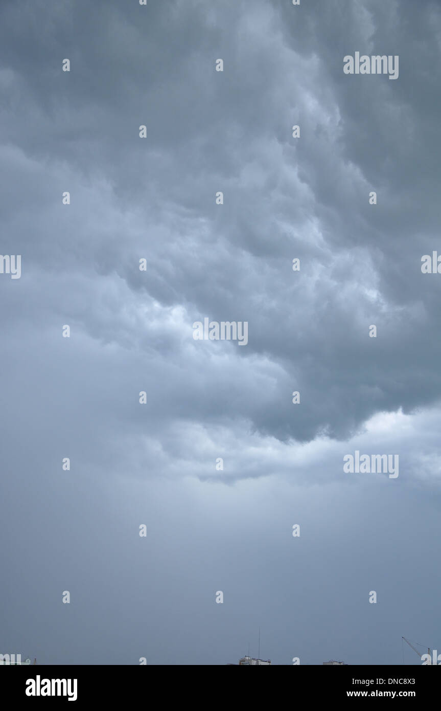 Storm sky orientati in verticale al di sopra di una città Foto Stock