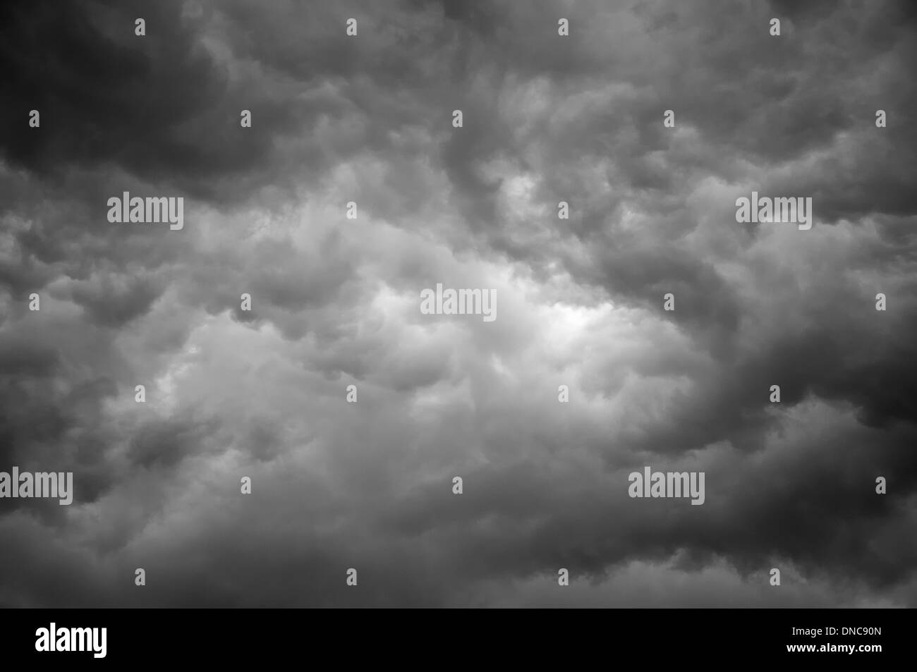 Dark storm sky con leggera zona al centro Foto Stock