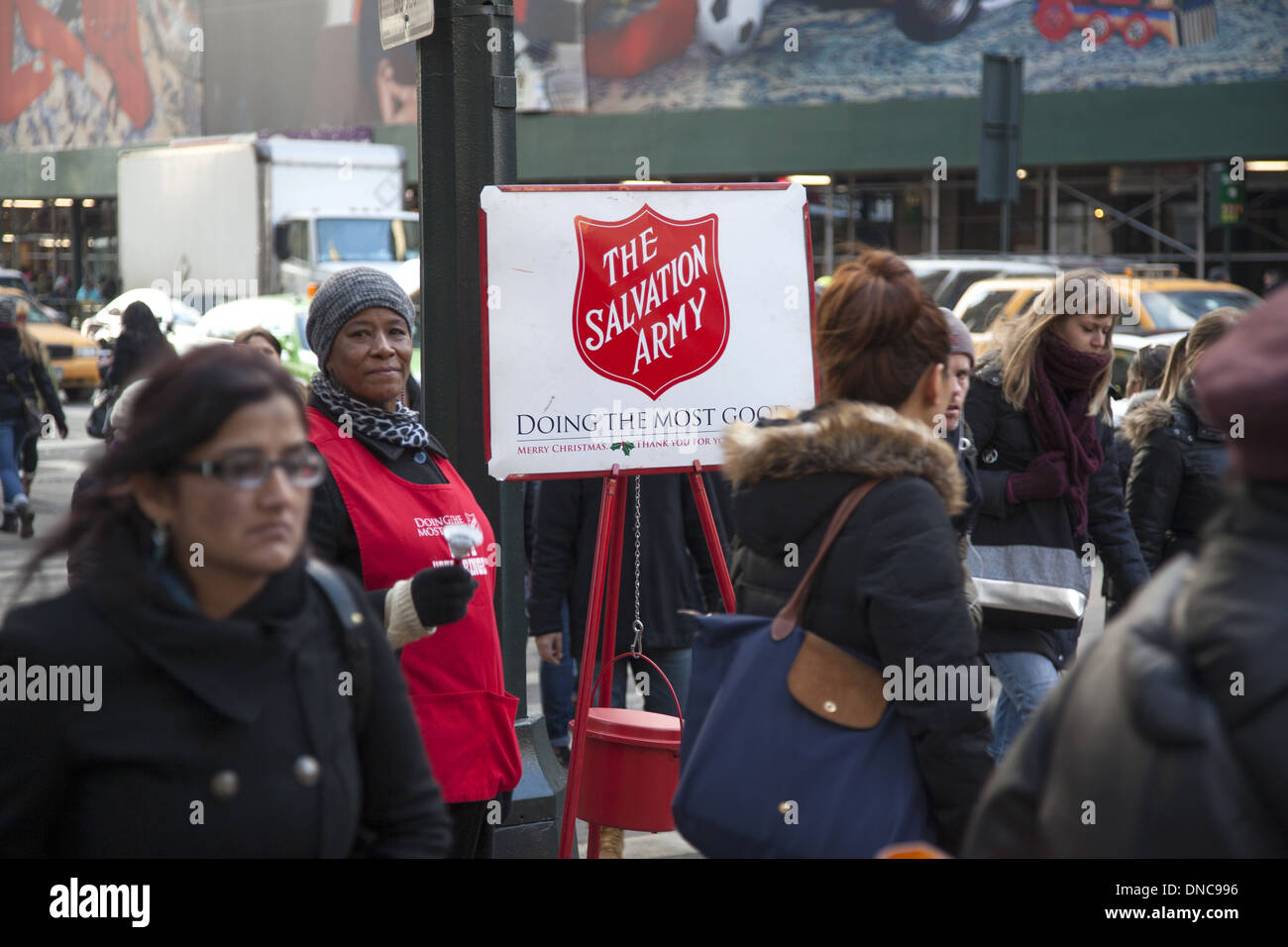 Donna di volontariato raccoglie fondi per l'Esercito della Salvezza durante la stagione di Natale a 34th Street e Broadway, New York. Foto Stock