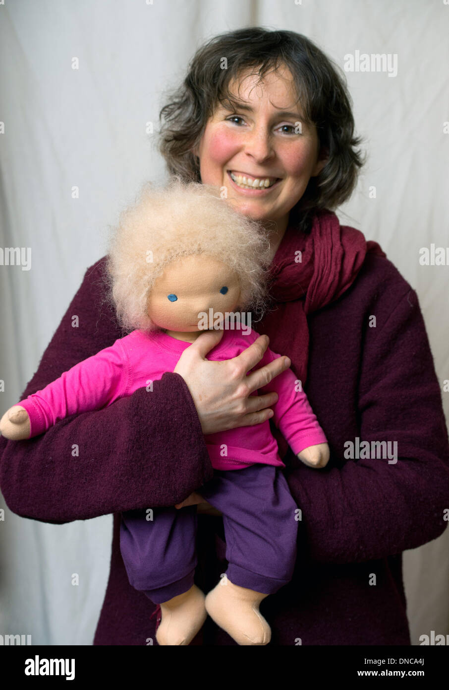 La bambola maker Julia Dobrusskin-Schautt mostra una delle sue bambole in Niebendorf, Germania, 14 marzo 2013. Le bambole sono fatte di materiali naturali come cotone e lana e hanno nomi come Orelie, Lilli-Pepita, Sonea e Tigira. Essi dovrebbero essere a lungo termine compagni per i bambini. Foto: Soeren Stache Foto Stock