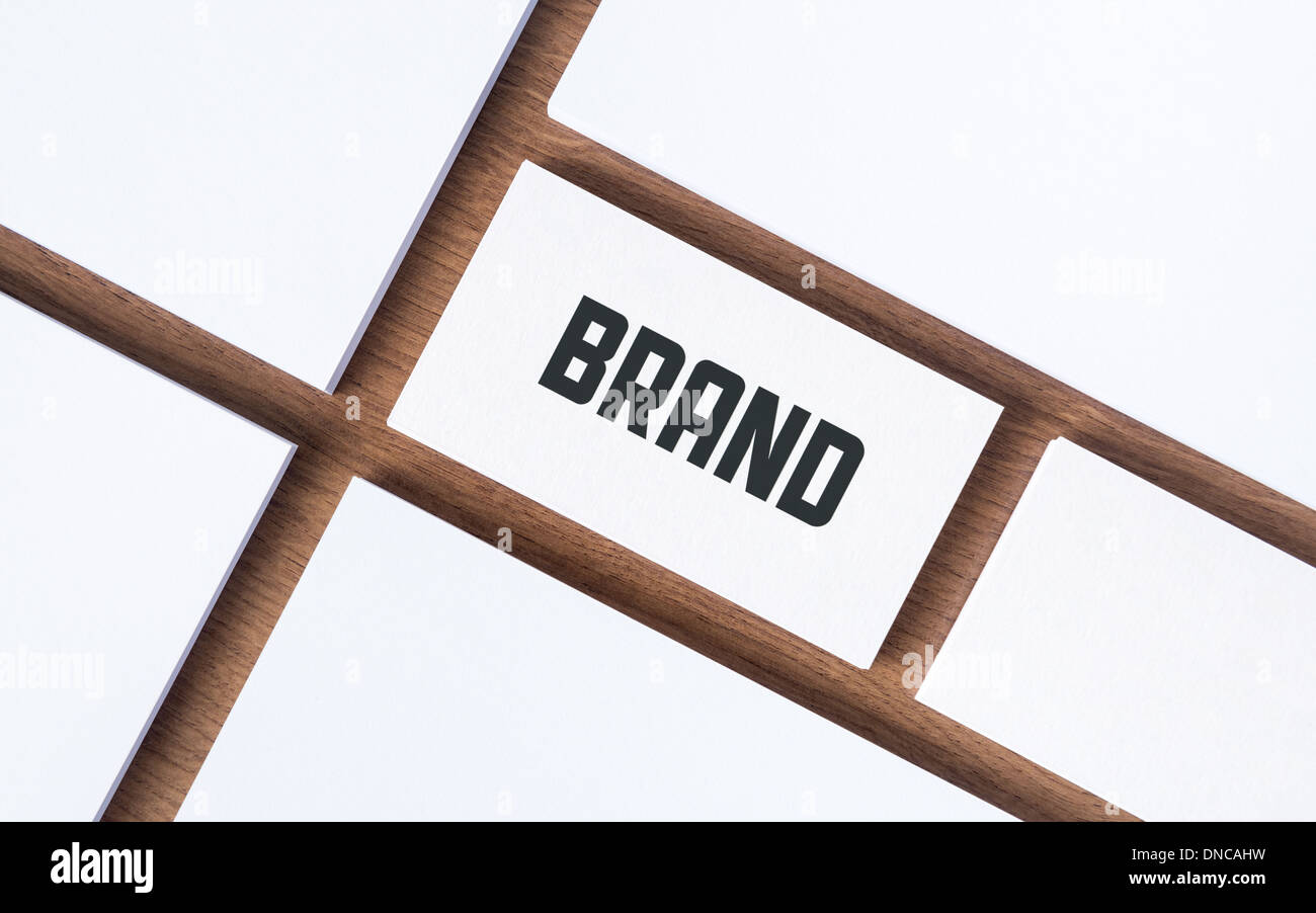 Business card con marchio parola e con fogli vuoti per una presentazione aziendale o un branding il concetto di identità. Foto Stock
