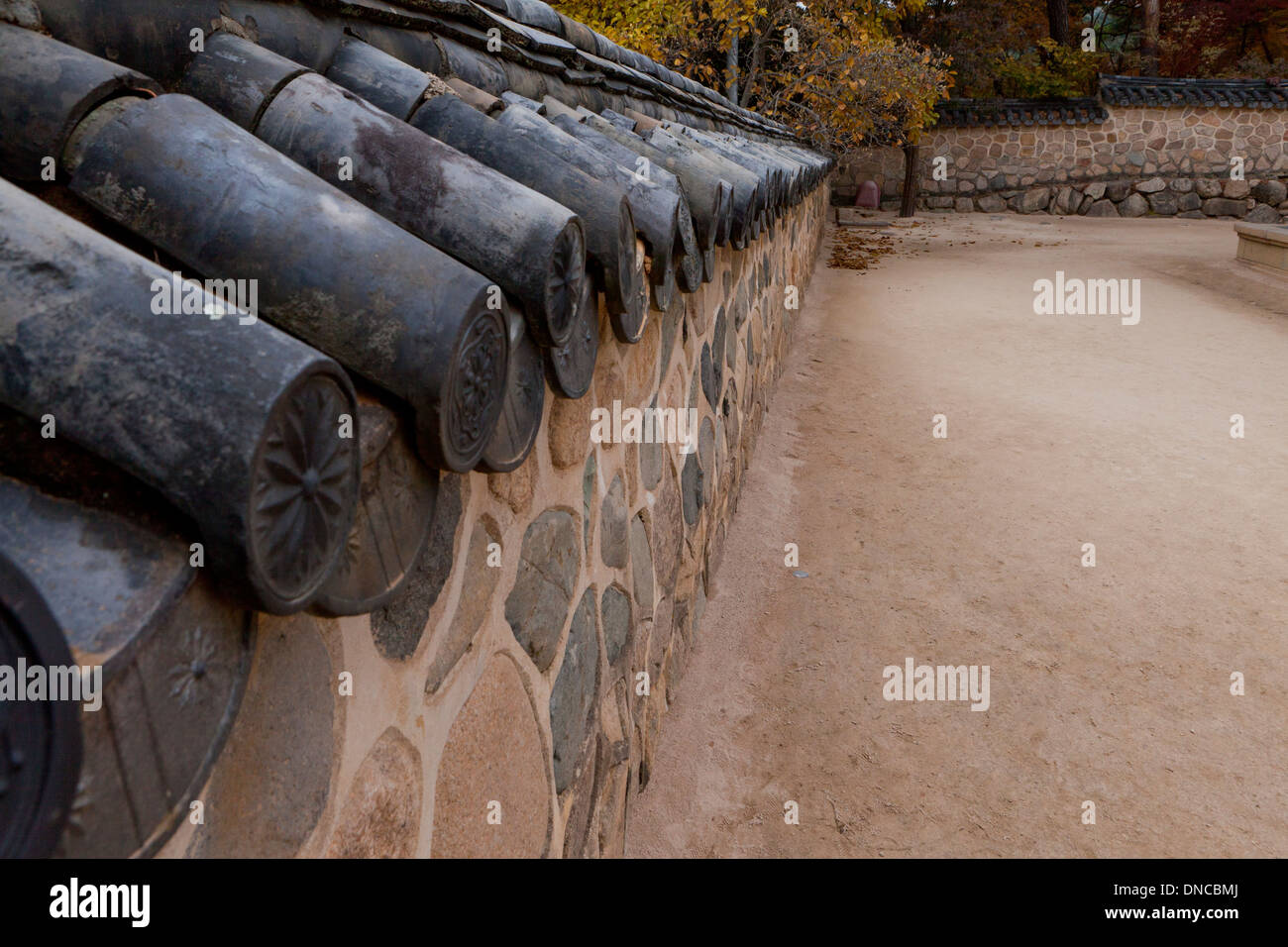 Giwa (creta sparata tegole) utilizzato in tradizionale stile Hanok muro di pietra recinzione - Gyeongju, Corea del Sud Foto Stock