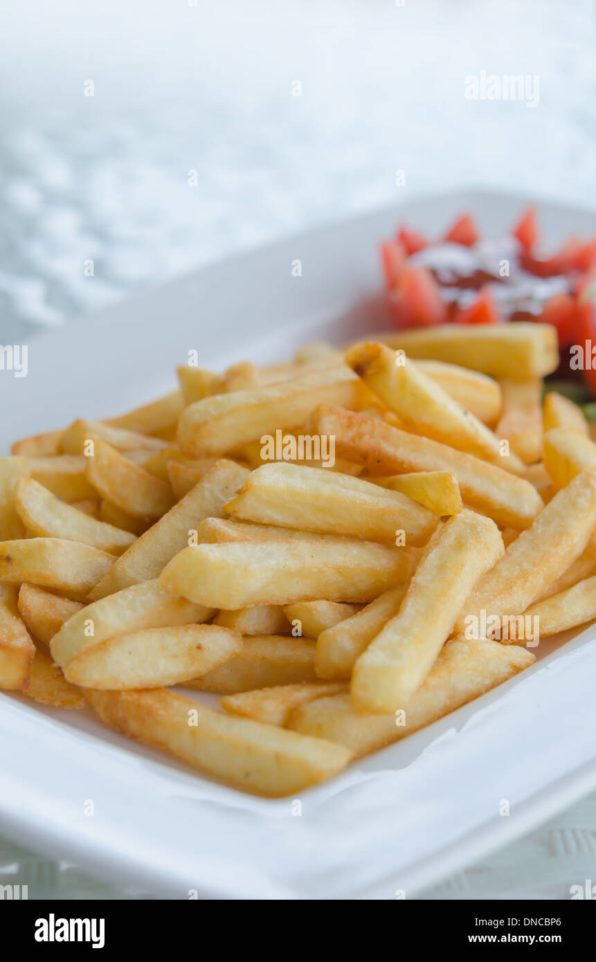 Un mucchio di appetitosi patatine fritte sulla piastra bianca Foto Stock