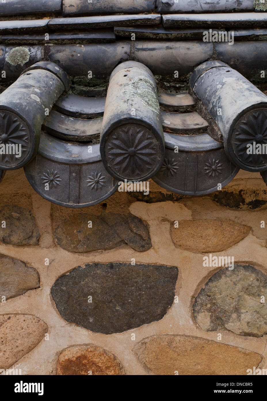 Giwa (creta sparata tegole) utilizzato in tradizionale stile Hanok muro di pietra recinzione - Gyeongju, Corea del Sud Foto Stock