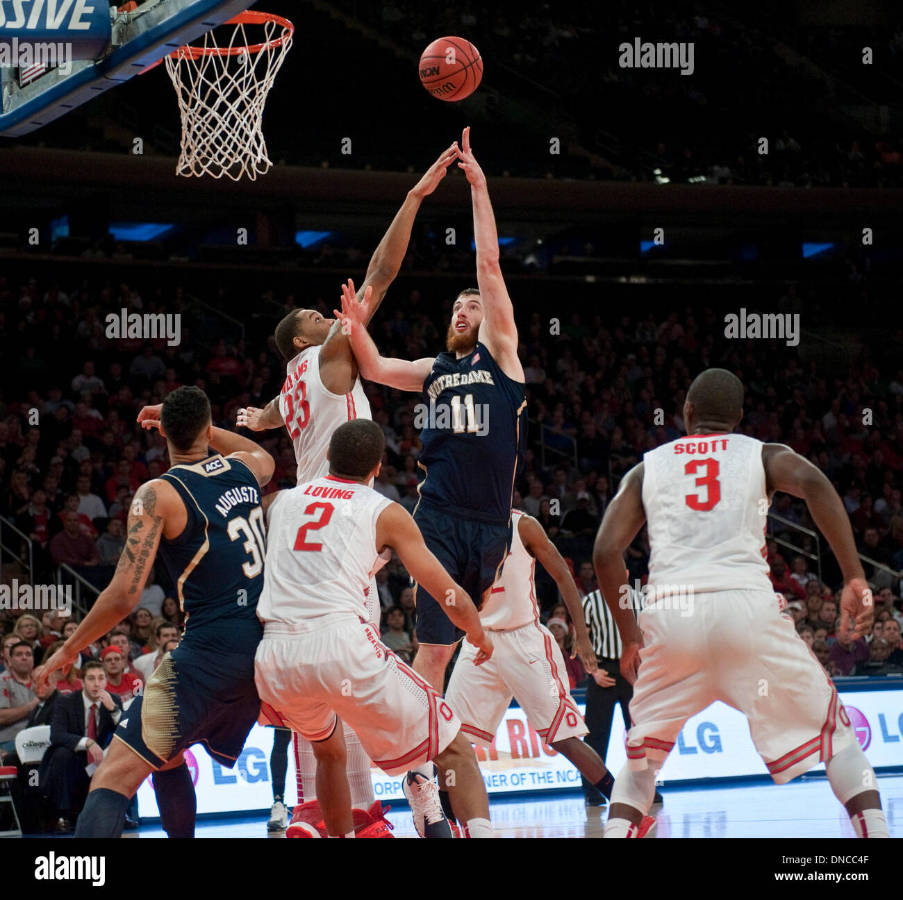 New York, New York, Stati Uniti d'America. Xxi Dec, 2013. Notre Dame del centro di Garrick Sherman (11) spara su Ohio State's Amir Williams (23) nel primo semestre durante il BlackRock Gotham Classic tra la cattedrale di Notre Dame Fighting Irish e la Ohio State Buckeyes al Madison Square Garden di New York City. Credito: csm/Alamy Live News Foto Stock New York, New York, Stati Uniti d'America. Xxi Dec, 2013. Notre Dame del centro di Garrick Sherman (11) spara su Ohio State's Amir Williams (23) nel primo semestre durante il BlackRock Gotham Classic tra la cattedrale di Notre Dame Fighting Irish e la Ohio State Buckeyes al Madison Square Garden di New York City. Credito: csm/Alamy Live News Foto Stock