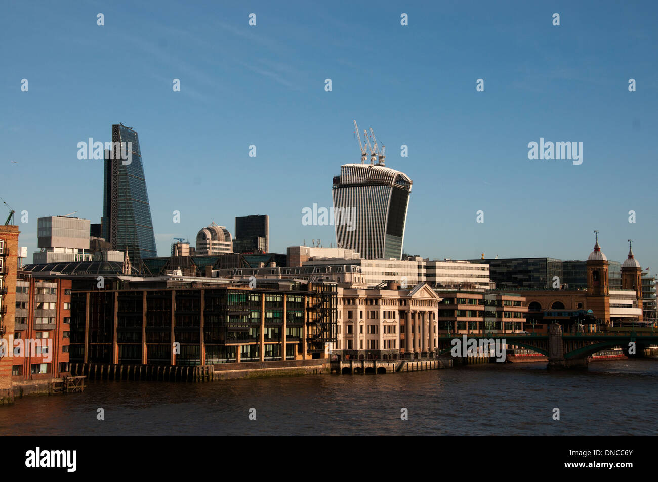 Città di Londra uk .riverfront edifici con Grattuggia formaggio edificio in costruzione Foto Stock