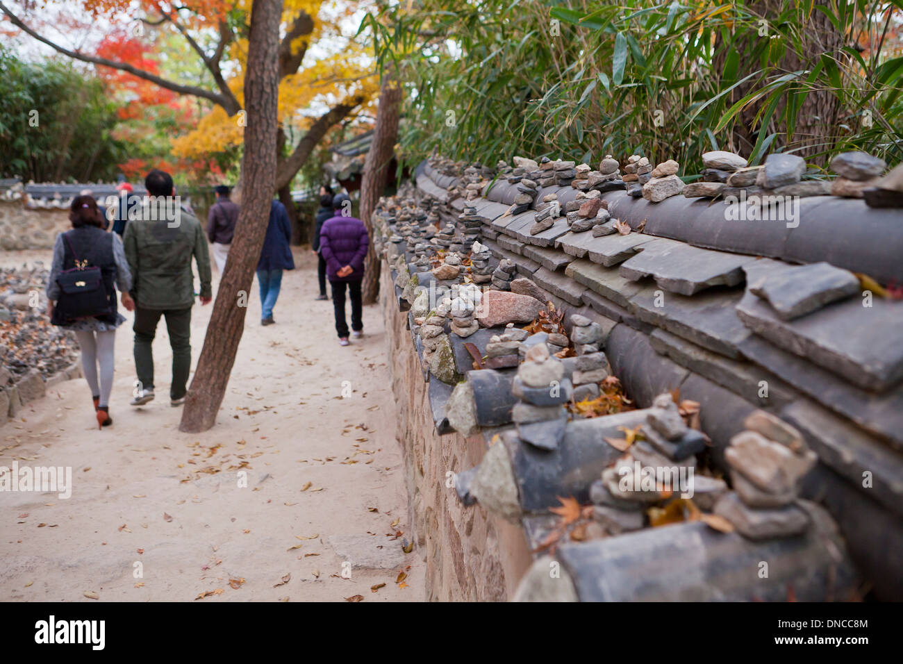 Giwa (creta sparata tegole) utilizzato in tradizionale stile Hanok muro di pietra recinzione - Gyeongju, Corea del Sud Foto Stock