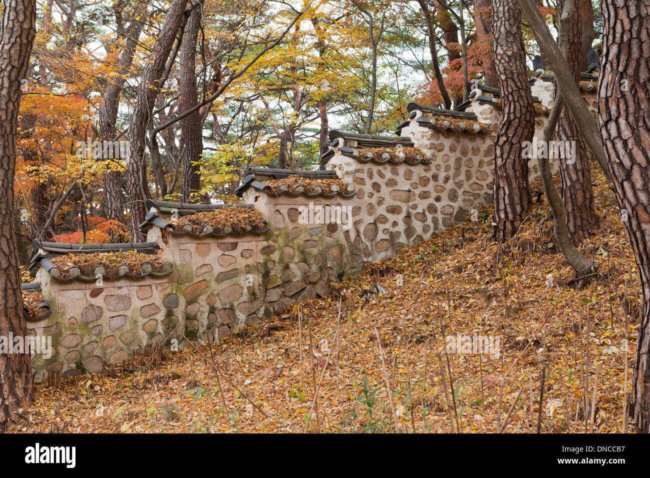 Le mura in pietra nel tradizionale stile Hanok - Gyeongju, Corea del Sud Foto Stock