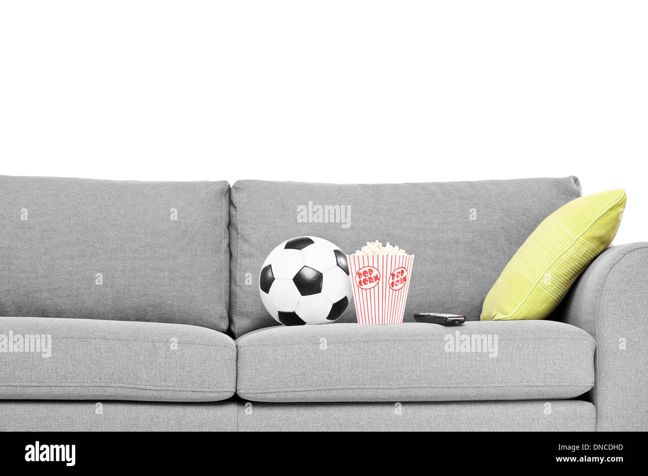 Studio shot di un lettino con il pallone da calcio e popcorn box su di esso Foto Stock