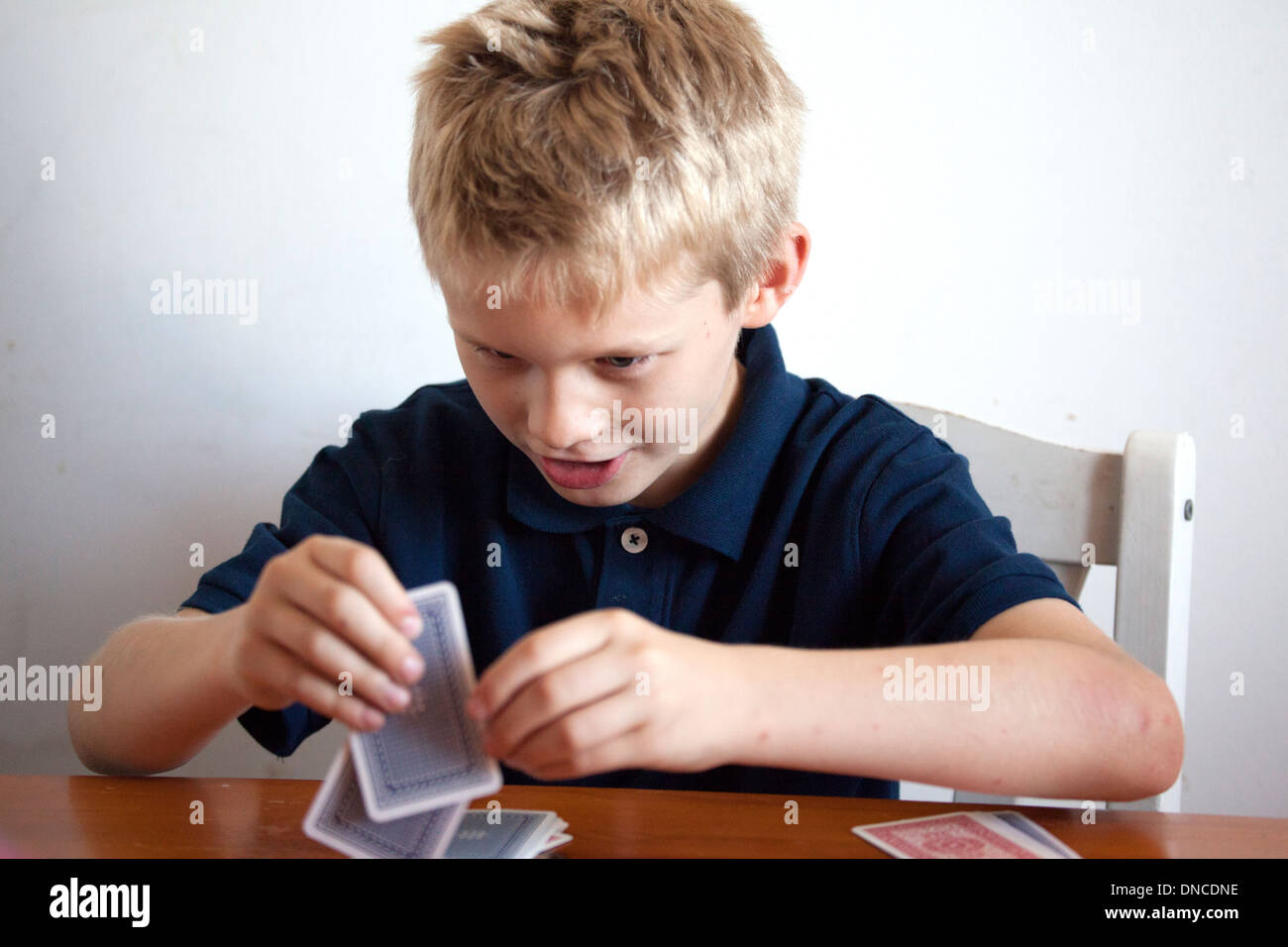 Ragazzo età 10 giocare gioco di carte. Lodz Polonia centrale Foto Stock