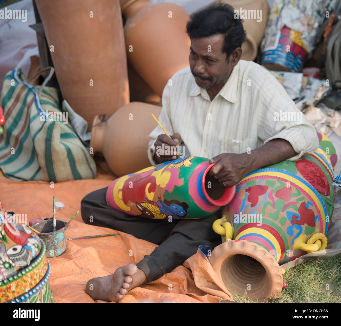 South Asian maschio pittore di scorrimento . Foto Stock