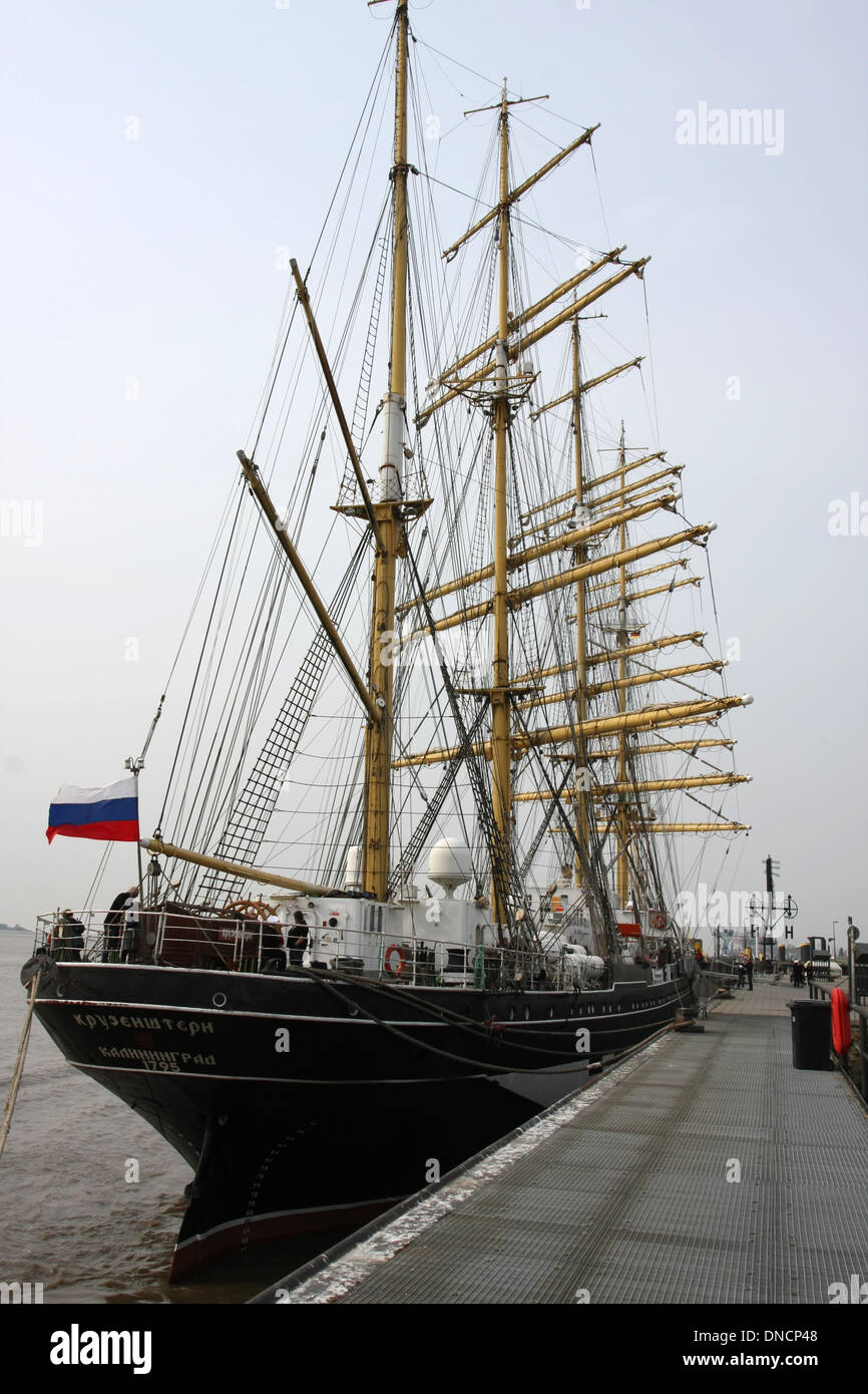 La formazione di vela della nave 'Krusenstern' è un russo quattro-masted steel barque, costruito nel 1926 dal cantiere John C. in Tecklenborg Wesermünde (Bremerhaven). La nave durante una visita a Bremerhaven. Foto: Klaus Nowottnick Data: 26 Aprile 2011 Foto Stock