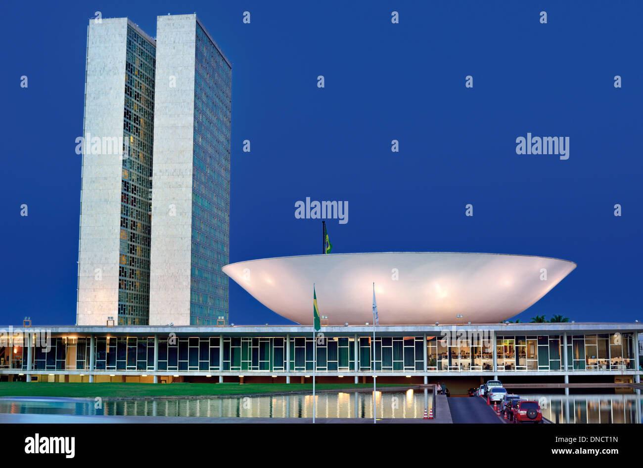 Il Brasile, Brasilia: Orologio notturno e la visualizzazione dettagliata del Congresso Nazionale edificio di Oscar Niemeyer Foto Stock