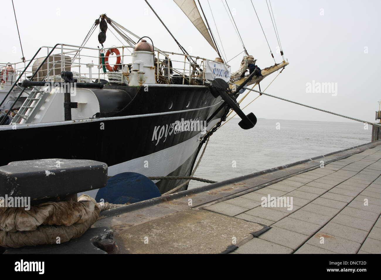 La formazione di vela della nave 'Krusenstern' è un russo quattro-masted steel barque, costruito nel 1926 dal cantiere John C. in Tecklenborg Wesermünde (Bremerhaven). La nave durante una visita a Bremerhaven. Foto: Klaus Nowottnick Data: 26 Aprile 2011 Foto Stock