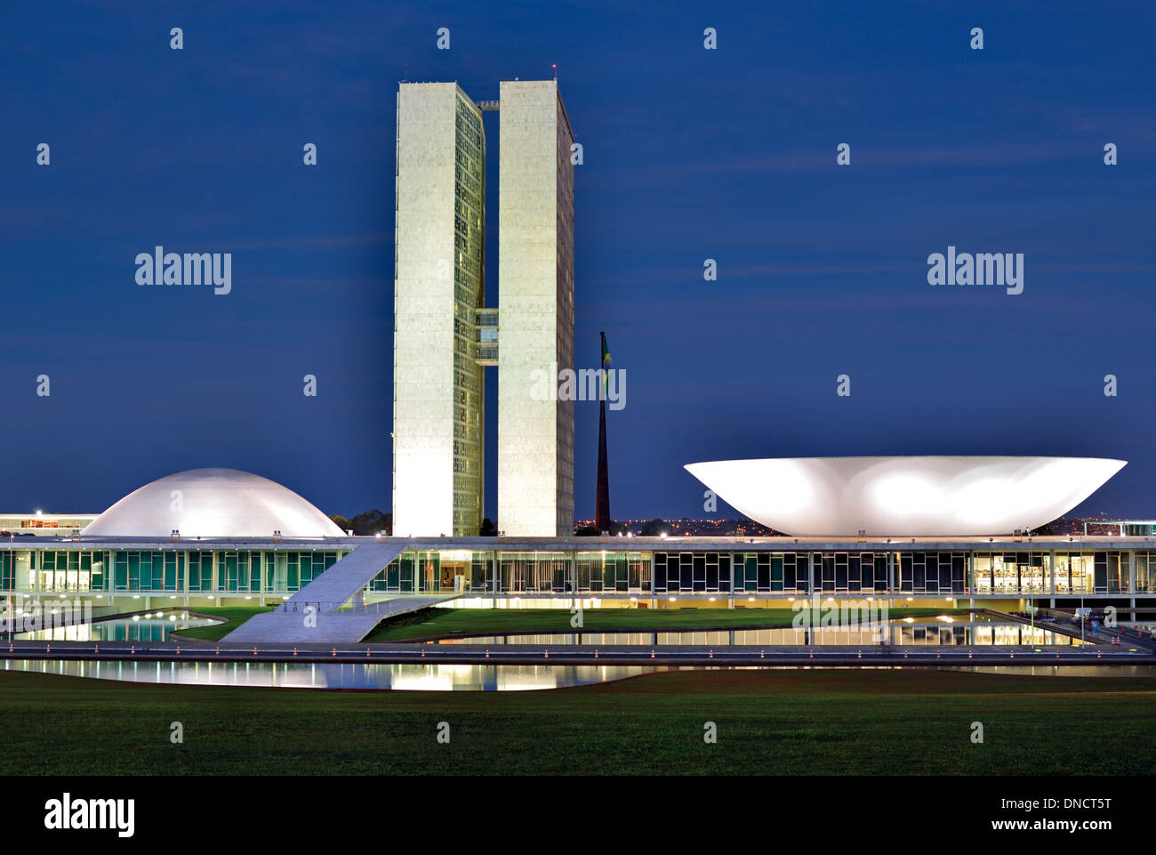 Il Brasile, Brasilia: vista notturna del Congresso Nazionale di Oscar Niemeyer Foto Stock
