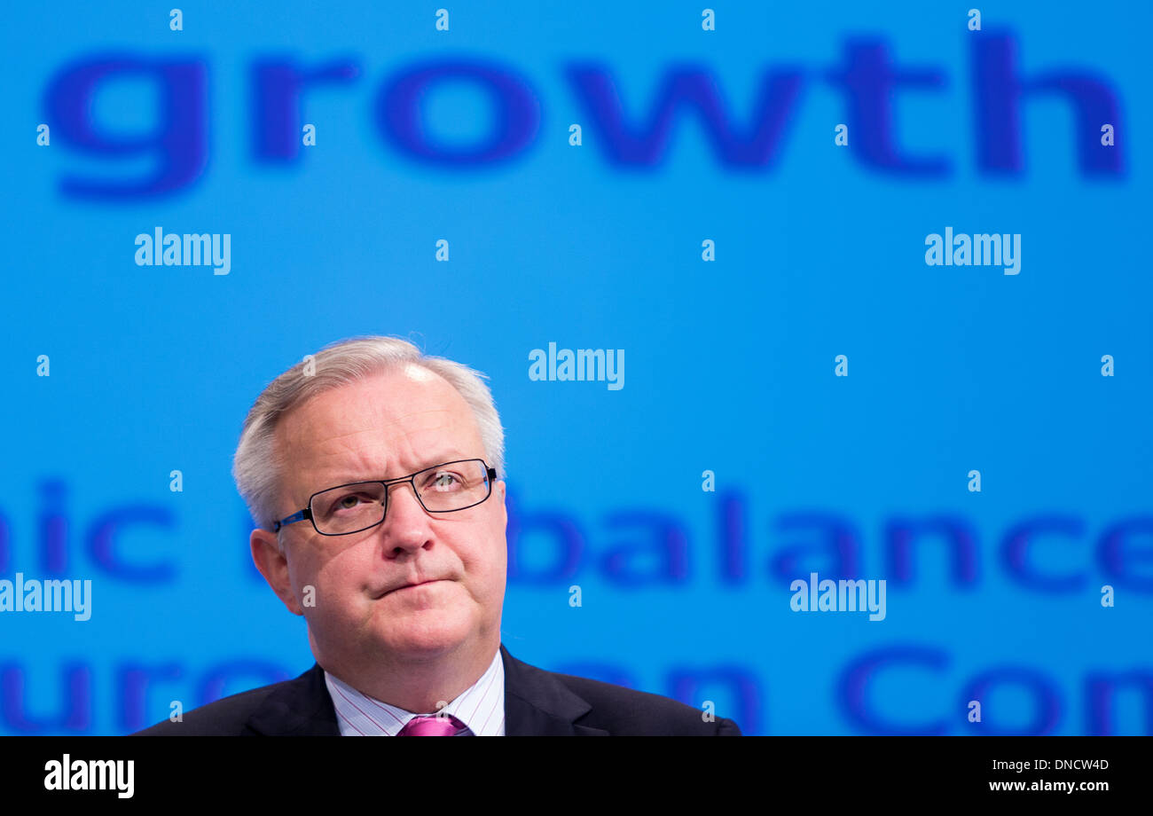 Bruxelles, Belgio, 2012/12/18. Il Commissario europeo per gli affari economici e monetari e la Euro Olli Rehn Foto Stock