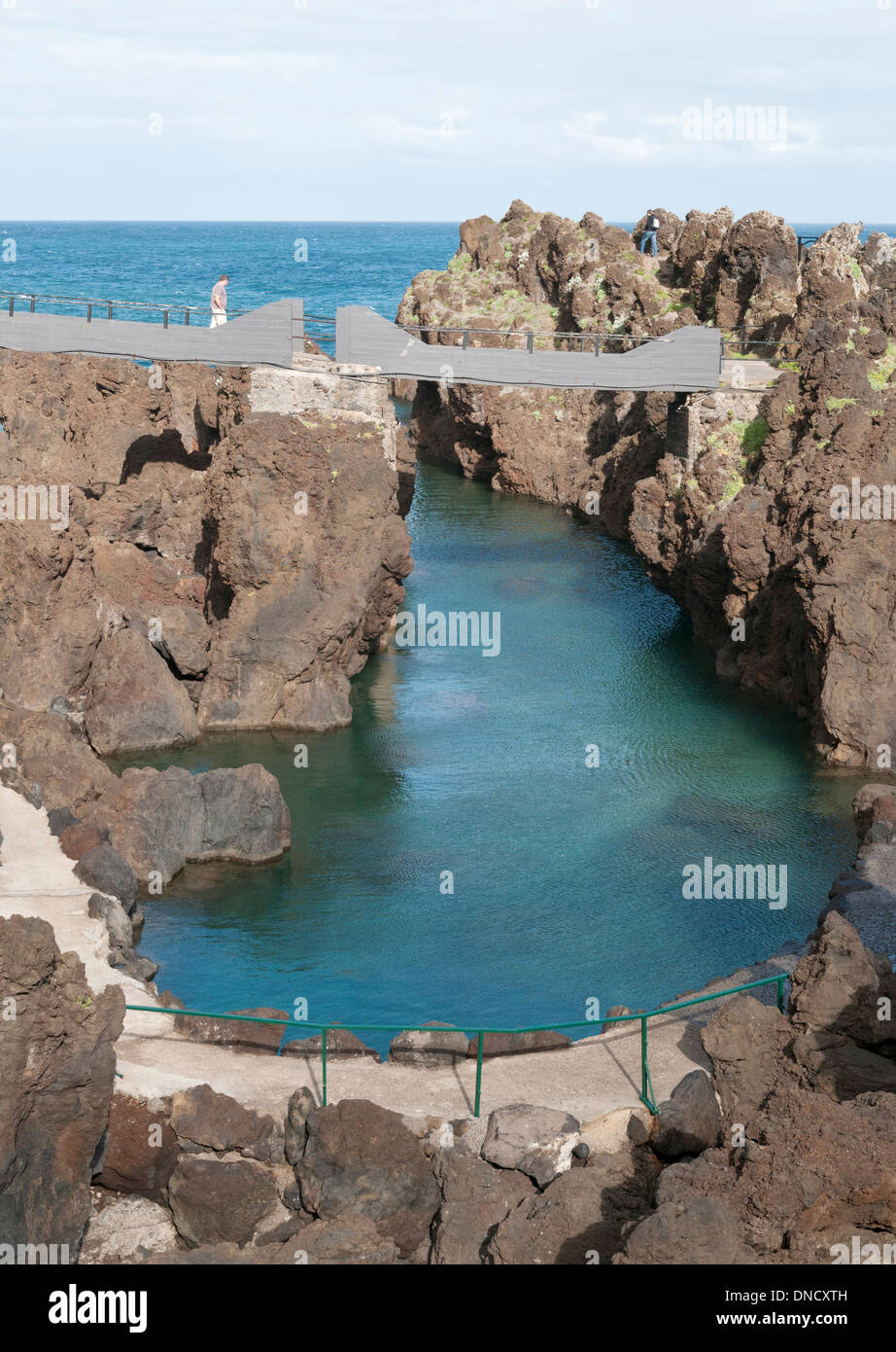 Le piscine naturali di Porto Moniz, Madeira è fornire un riparo dall'oceano Atlantico Foto Stock