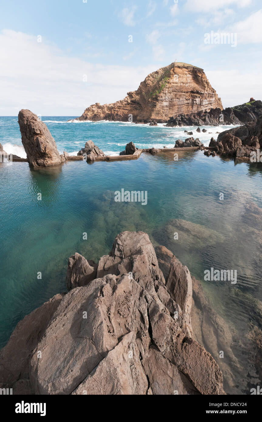 La roccia naturale Piscine di Porto Moniz, Madeira, Portogallo offrono riparo dall'oceano Atlantico Foto Stock