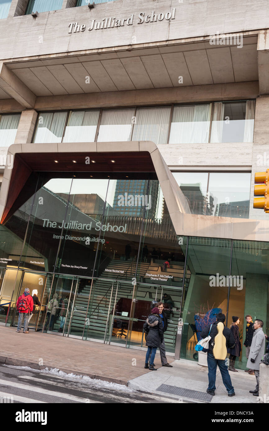 La musica si radunano gli studenti al di fuori della Julliard School, Lincoln Center di New York City, Stati Uniti d'America Foto Stock