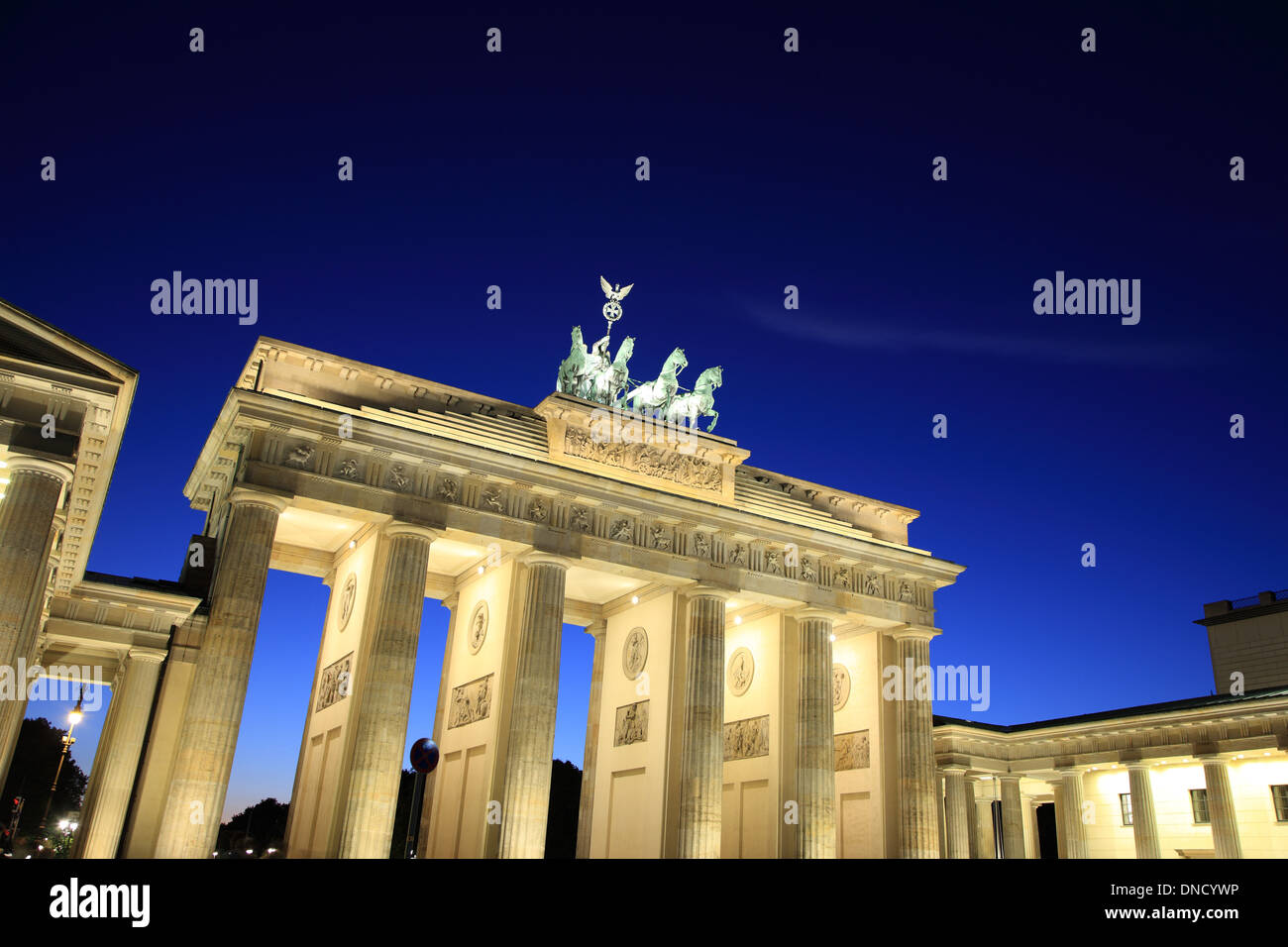 Germania, Berlino, Porta di Brandeburgo a Pariser Platz, crepuscolo Foto Stock