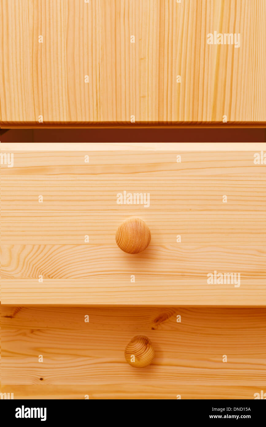 Cabinet in legno cassetti con dettagliate di legno naturale texture. L'arredamento della casa. Foto Stock