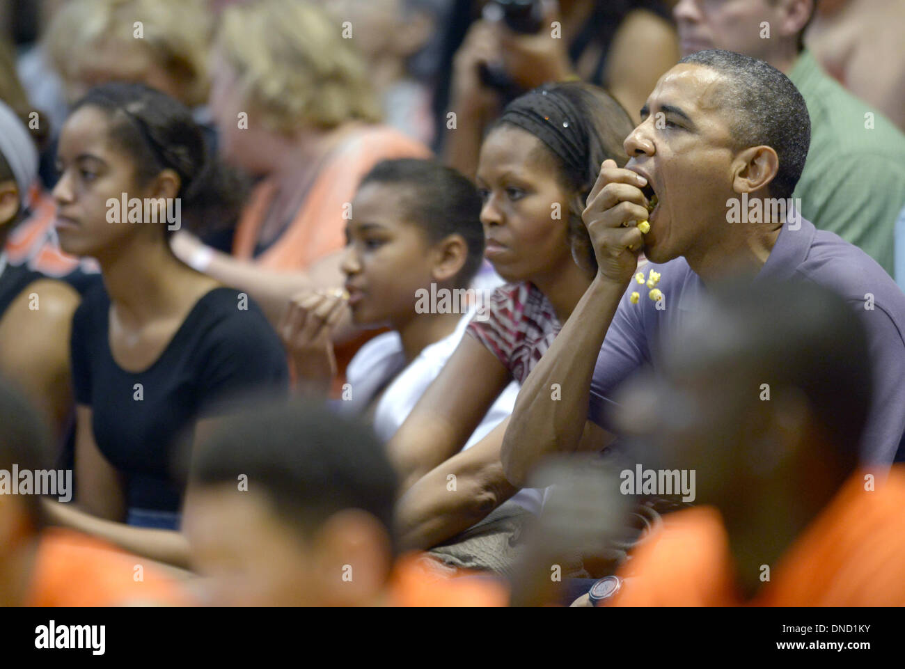 Manoa Stan Sheriff Centro, STATI UNITI D'AMERICA. 22 Dic, 2013. Il Presidente degli Stati Uniti Barack Obama gode di alcuni pop corn come egli, first lady Michelle Obama e le figlie Malia Obama e Sasha Obama frequentare l'Hawaiian Airlines Diamond Head Classic di pallacanestro degli uomini di gioco tra la Oregon State castori e la University of Akron Zips presso la University of Hawaii a Manoa Stan Sheriff Centro, STATI UNITI D'AMERICA, 22 dicembre 2013. La first lady del fratello, Craig Robinson, è la Oregon State University uomini head coach di pallacanestro. Credito: Cory Lum / Pool via CNP/dpa/Alamy Live News Foto Stock