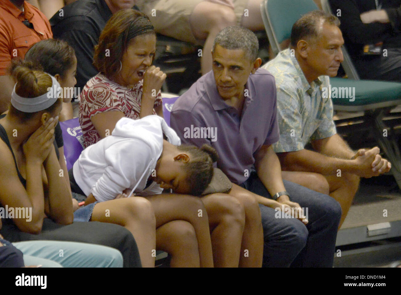 Manoa Stan Sheriff Centro, STATI UNITI D'AMERICA. 22 Dic, 2013. Sasha Obama appoggia la testa sulle sue gambe come il suo papà, il Presidente degli Stati Uniti Barack Obama e la first lady Michelle Obama e la sorella Malia Obama frequentare l'Hawaiian Airlines Diamond Head Classic di pallacanestro degli uomini di gioco tra la Oregon State castori e la University of Akron Zips presso la University of Hawaii a Manoa Stan Sheriff Centro, STATI UNITI D'AMERICA, 22 dicembre 2013. La first lady del fratello, Craig Robinson, è la Oregon State University uomini head coach di pallacanestro. Credito: Cory Lum / Pool via CNP/dpa/Alamy Live News Foto Stock