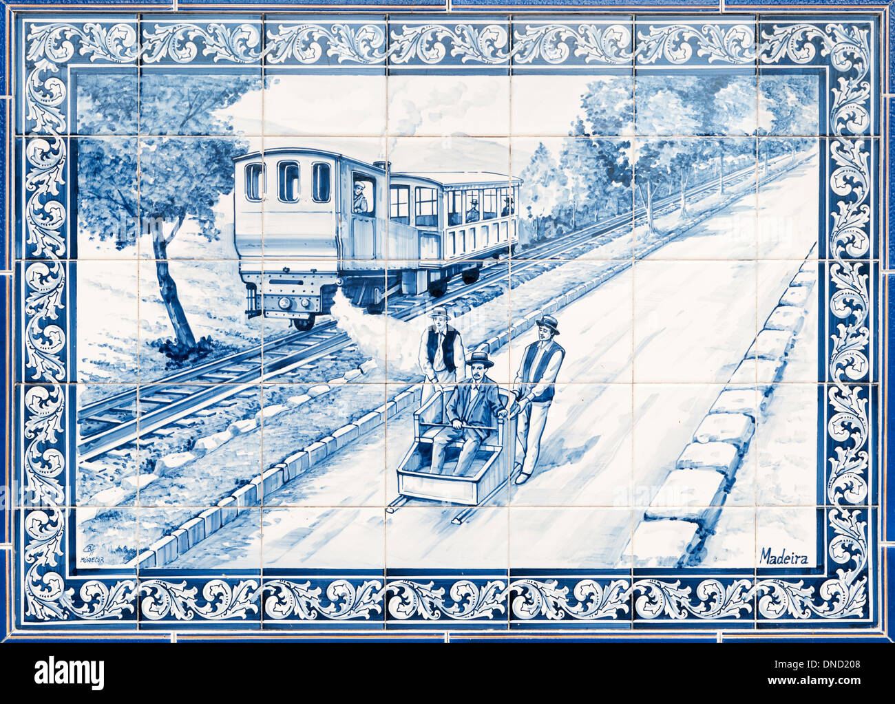 Il Portogallo, Madera, Monte. Piastrella ceramica immagine di due uomini spingendo una slitta di vimini sul Monte toboggan run con un treno dietro Foto Stock